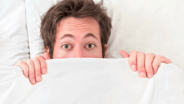 L'homme est timide de la taille du pénis