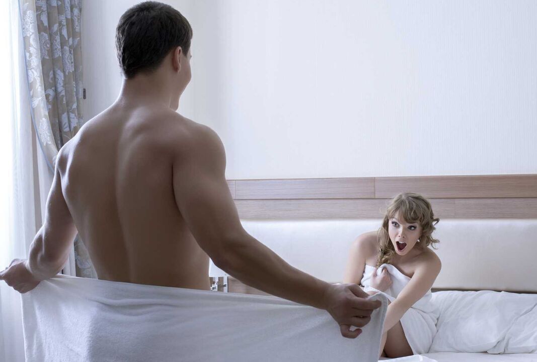 La fille est agréablement surprise par la taille du pénis du jeune homme